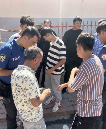 15 Yaşındaki̇ Çocuk Canını Hi̇çe Sayıp Alzhei̇mer Hastası Kadını Kurtardı