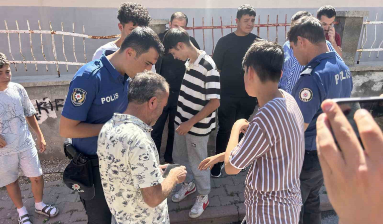 15 Yaşındaki̇ Çocuk Canını Hi̇çe Sayıp Alzhei̇mer Hastası Kadını Kurtardı