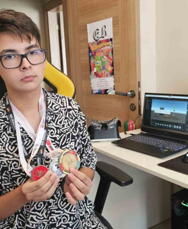 15 yaşındaki yapay zeka mühendisi adayı Egehan, 100 bin liralık gözlüğün prototipini üretti