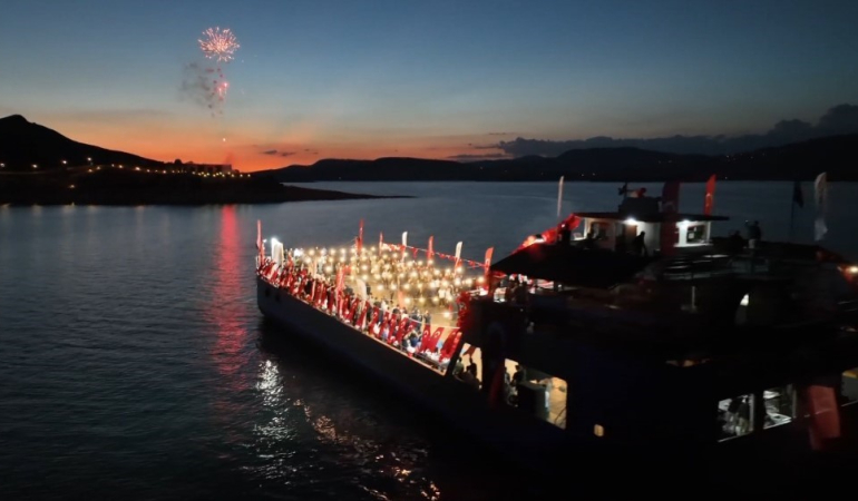 30 Ağustos Kutlamalarında Tunceli̇ Farkı: Kutlamalar Gezi̇ Feri̇botunda Yapıldı