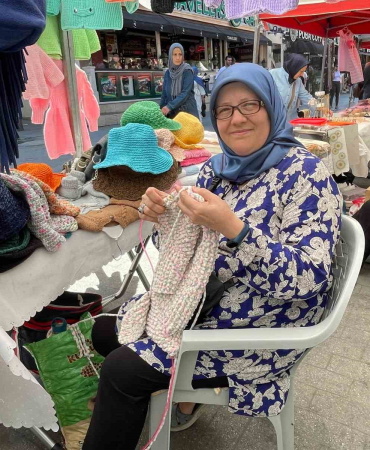 8 yaşından beri hâlâ ilk günkü hevesle örgü örüyor