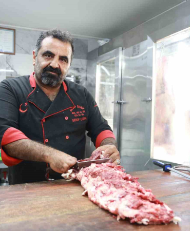 8 yaşındayken elini kıyma makinesine kaptıran kasabın, 5 parmağında 10 marifet