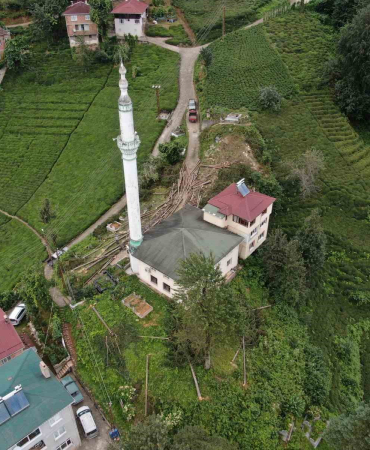800 Yıllık Cami̇yi̇ Kurtarmak İçi̇n Çevresi̇ndeki̇ Ağaçları Kesti̇ler