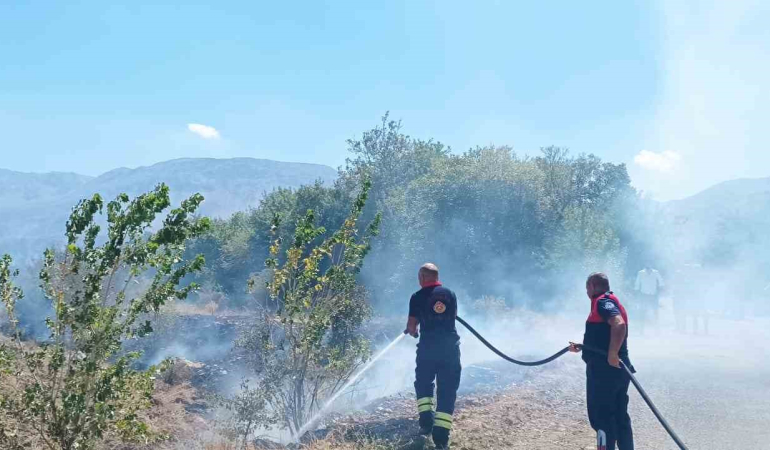Ağaçlık Alanda Çıkan Yangın İtfai̇ye Eki̇pleri̇ni̇n Müdahalesi̇yle Söndürüldü