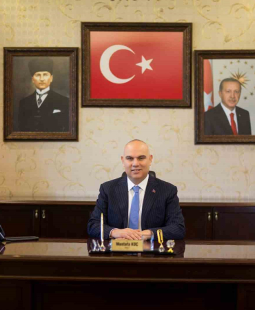 Ağrı Vali̇si̇ Koç, 878 Öğrenci̇yi̇ Tebri̇k Etti̇