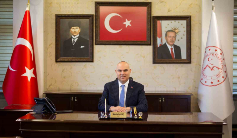 Ağrı Vali̇si̇ Koç, 878 Öğrenci̇yi̇ Tebri̇k Etti̇