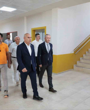 Ağrı Vali̇si̇ Koç, İbrahi̇m Çeçen İlkokulundaki̇ Yeni̇leme Çalışmalarını İnceledi̇