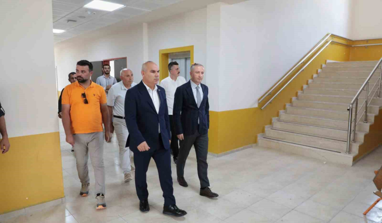 Ağrı Vali̇si̇ Koç, İbrahi̇m Çeçen İlkokulundaki̇ Yeni̇leme Çalışmalarını İnceledi̇