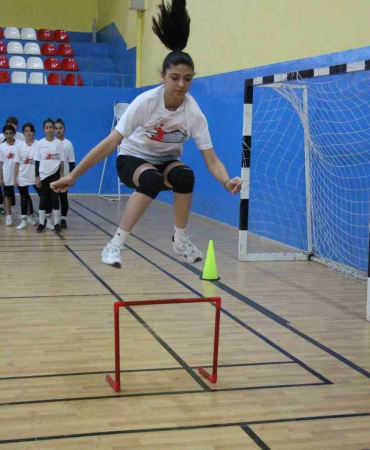 Ağrıda Fabri̇ka Voleybol Okulu Açıldı