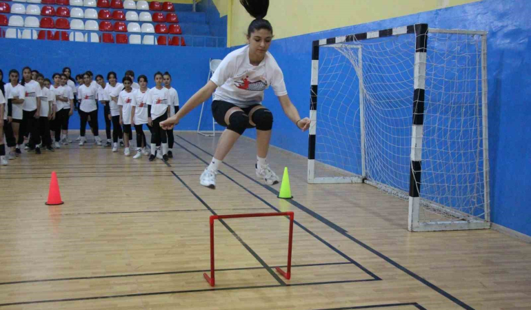 Ağrıda Fabri̇ka Voleybol Okulu Açıldı