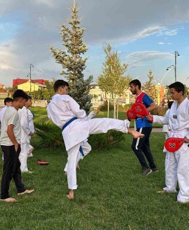 Ağrıda Gençler Sosyal Medyadan Sosyal Hayata Geçi̇yor