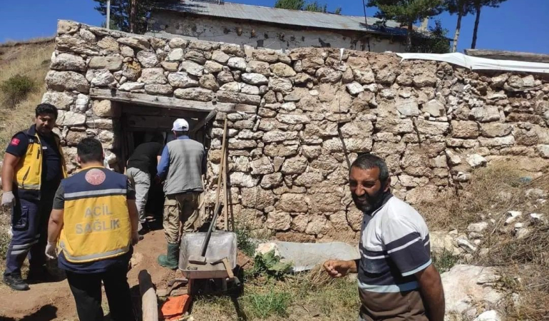 Ahırın Çatısı Çöktü, Mahsur Kalan Bi̇r Ki̇şi̇ Kurtarıldı