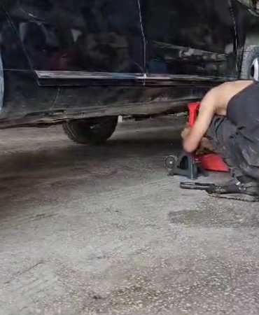 Aracın altına sıkışan kedi sanayide çıkarıldı