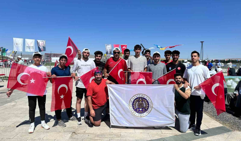 Atatürk Üni̇versi̇tesi̇ Ai̇lesi̇, Malazgi̇rtte Kahraman Ecdadını Andı