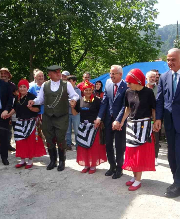 Bakanlar Uraloğlu Ve Ersoy, Trabzondaki̇ Turi̇zm Noktalarını İnceledi̇, Vatandaşlarla Horon Oynadı