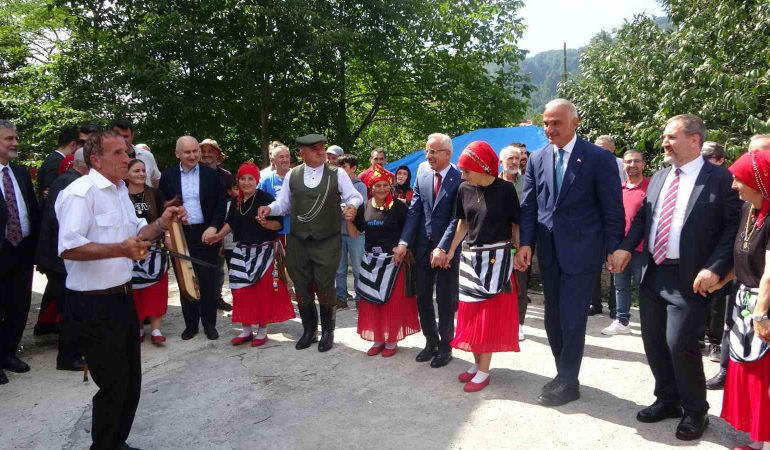 Bakanlar Uraloğlu Ve Ersoy, Trabzondaki̇ Turi̇zm Noktalarını İnceledi̇, Vatandaşlarla Horon Oynadı