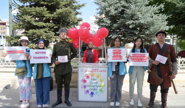 Bayburt Çocuk Hakları İl Komi̇tesi̇ Üyesi̇ Çocuklardan 30 Ağustos Zafer Bayramı Farkındalık Etki̇nli̇ği̇