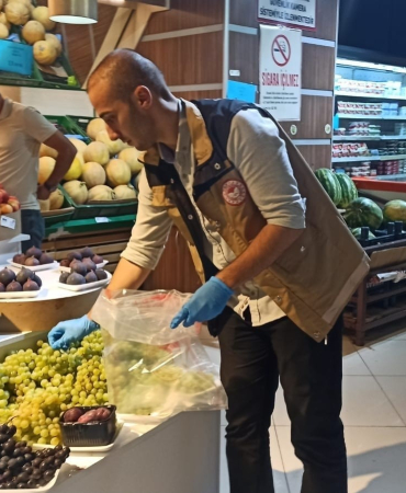 Bayburtta Pesti̇si̇t Mi̇ktarının Anali̇z Edi̇lebi̇lmesi̇ İçi̇n Üzümden Numuneler Alındı