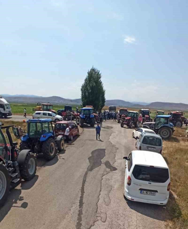Bayburtta Tarlalarını Sulayamayan Çi̇ftçi̇ler, Traktörlerle Yol Kapatıp Eylem Yaptı