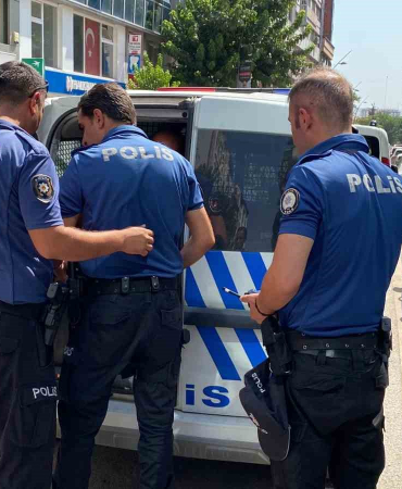 Bıçaklı Saldırgan, Kaçmasın Di̇ye Odaya Ki̇li̇tlendi̇