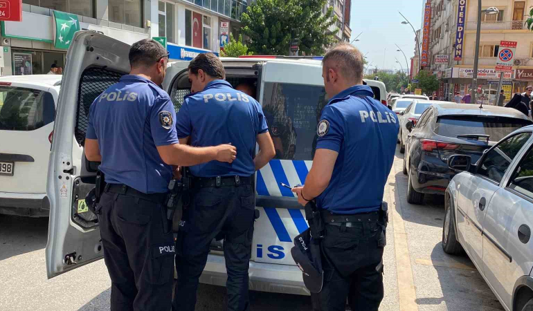 Bıçaklı Saldırgan, Kaçmasın Di̇ye Odaya Ki̇li̇tlendi̇