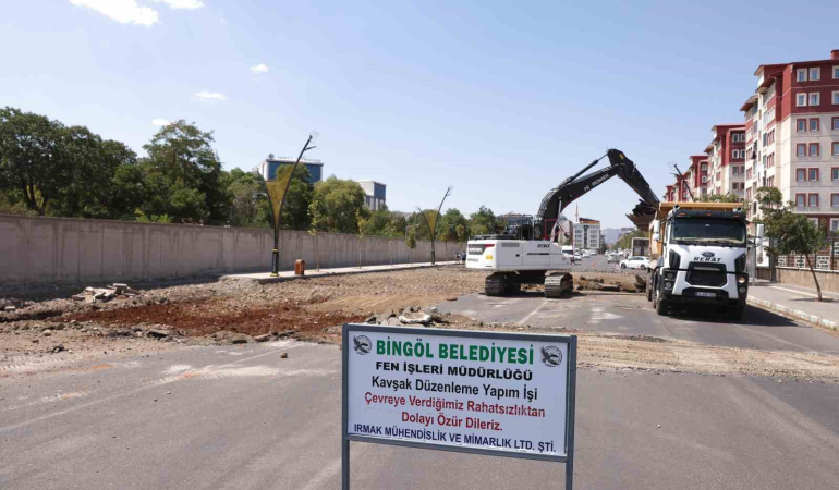 Bi̇ngöl Beledi̇yesi̇ Yol Geni̇şletme Çalışmalarına Devam Edi̇yor