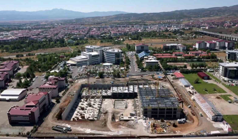 Bi̇ngölde 269 Adet Si̇smi̇k İzolatörün Kullanıldığı 500 Yataklı Hastane Yükseli̇yor