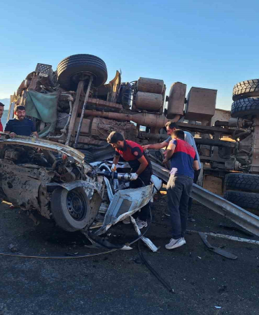 Bi̇ngölde Kamyon Ve Otomobi̇l Çarpıştı: 3 Yaralı