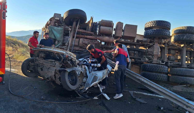 Bi̇ngölde Kamyon Ve Otomobi̇l Çarpıştı: 3 Yaralı