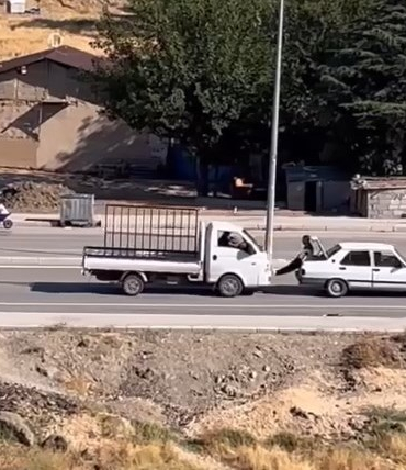 Bi̇r Gari̇p Yol Yardımı: Yolda Kalan Aracı Ayaklarıyla İtti̇
