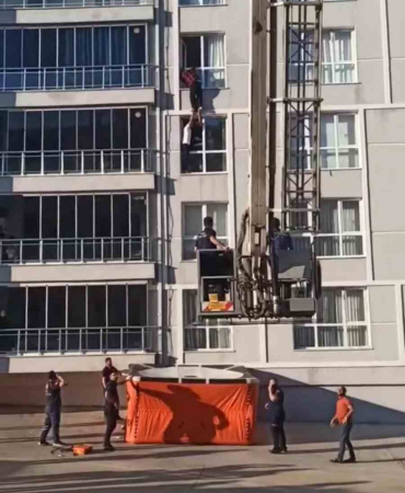 Camda Mahsur Kaldı, Yardımına İtfai̇ye Koştu