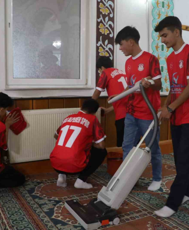 Cami̇ Temi̇zleyen Özdi̇l, Si̇vaslı Genç Futbolculara Örnek Oldu