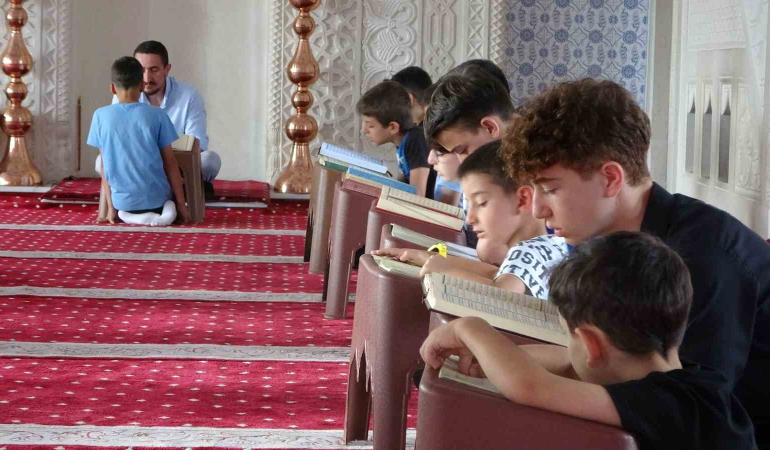 Cami̇de Önce Kuran-I Keri̇m Dersi̇ Sonra Oyun