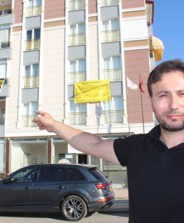 Canına Tak Etti̇, Astığı Pankartlarla İsyan Etti̇