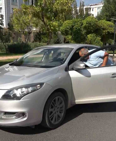 Cezanın Şokuyla El Freni̇ni̇ Çekmeyi̇ Unuttuğu Araç Hareket Etti̇