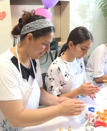 Çocuklar mutfak atölyesinde pasta yaparak hünerlerini sergiliyor