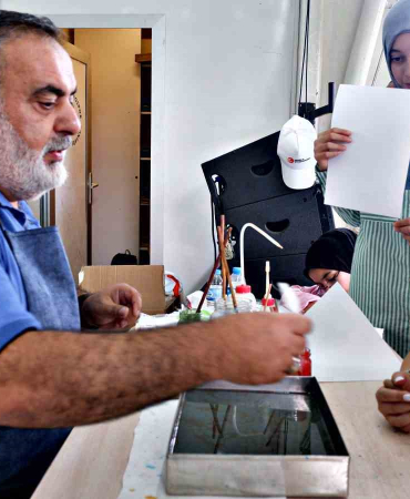 Çocuklara Ebru Aşkını Aşılıyor