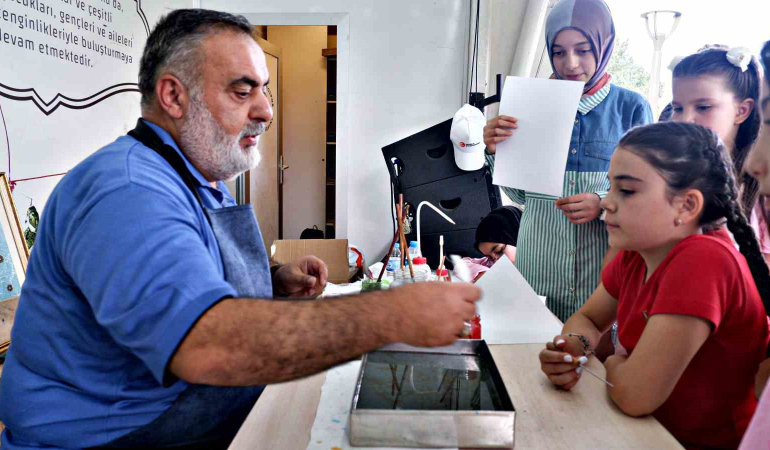Çocuklara Ebru Aşkını Aşılıyor