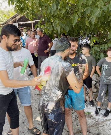 Damadı evleneceğine pişman ettiler, ketçap, sirke ve gres yağına buladılar