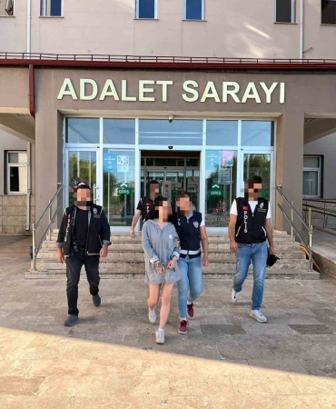 Di̇ni̇ Değerlere Ve Cumhurbaşkanına Hakaret Eden Genç Kadın Tutuklandı