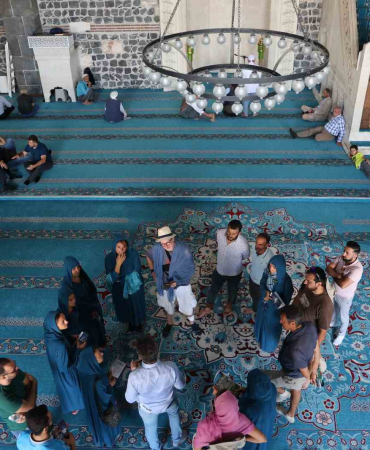 Diyarbakır’da 6 dilde İslam’ı anlatan gönüllü rehber, 5 yılda 14 kişinin müslüman olduğuna şahitlik etti
