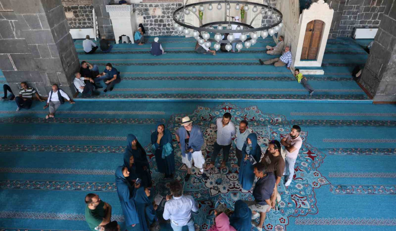 Diyarbakır’da 6 dilde İslam’ı anlatan gönüllü rehber, 5 yılda 14 kişinin müslüman olduğuna şahitlik etti