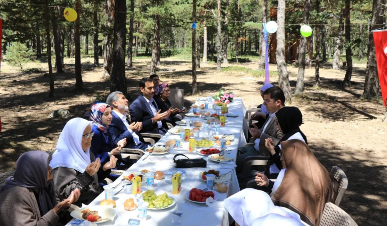 Dumanlı Tabi̇at Parkında Nesi̇ller Sevgi̇yle Buluştu