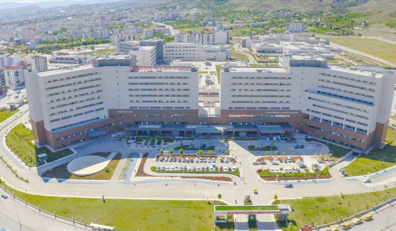 Elazığ Fethi̇ Seki̇n Şehi̇r Hastanesi̇ Başarılı Operasyonlarını Sürdürüyor