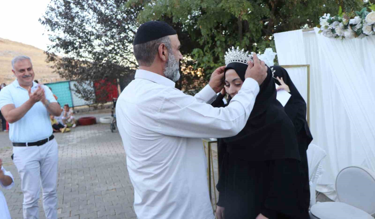 Elazığda Hafızlığı Tamamlayan Öğrencelere İcazet Ve Taç Takma Töreni̇ Düzenlendi̇
