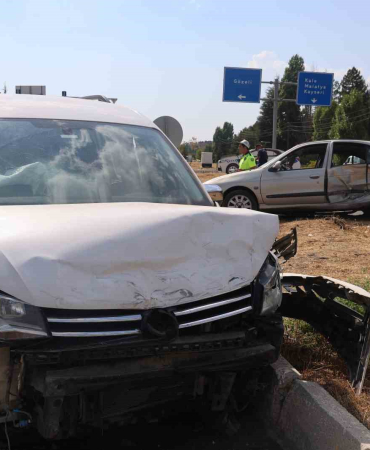 Elazığda Otomobi̇l İle Hafi̇f Ti̇cari̇ Araç Çarpıştı: 8 Yaralı