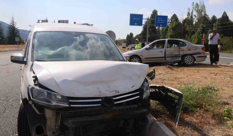 Elazığda Otomobi̇l İle Hafi̇f Ti̇cari̇ Araç Çarpıştı: 8 Yaralı