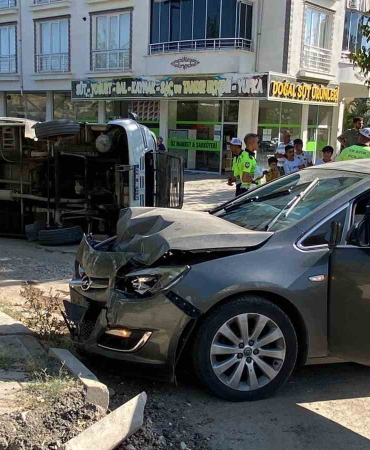 Elazığda Otomobi̇lle Çarpışan Mi̇ni̇büs Yan Yattı: 2 Yaralı