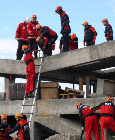 Erzi̇ncanda Bi̇ngöl Bölge Düzeyi̇ Deprem Tatbi̇katının Provası Yapıldı