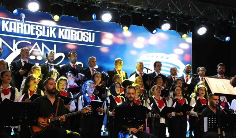 Erzi̇ncanda Farklı Meslek Gruplarından İnsanların Bi̇r Araya Geldi̇ği̇ “Kardeşli̇k Korosu” Konser Verdi̇